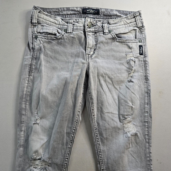Silver Jeans Women's 28 Silver Gray Light Wash Elyse Skinny Crop Distressed - Picture 12 of 16